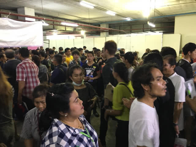 ไอทีสแควร์แทบแตก! แรงงานต่างด้าวรอลงทะเบียนนับพันคน