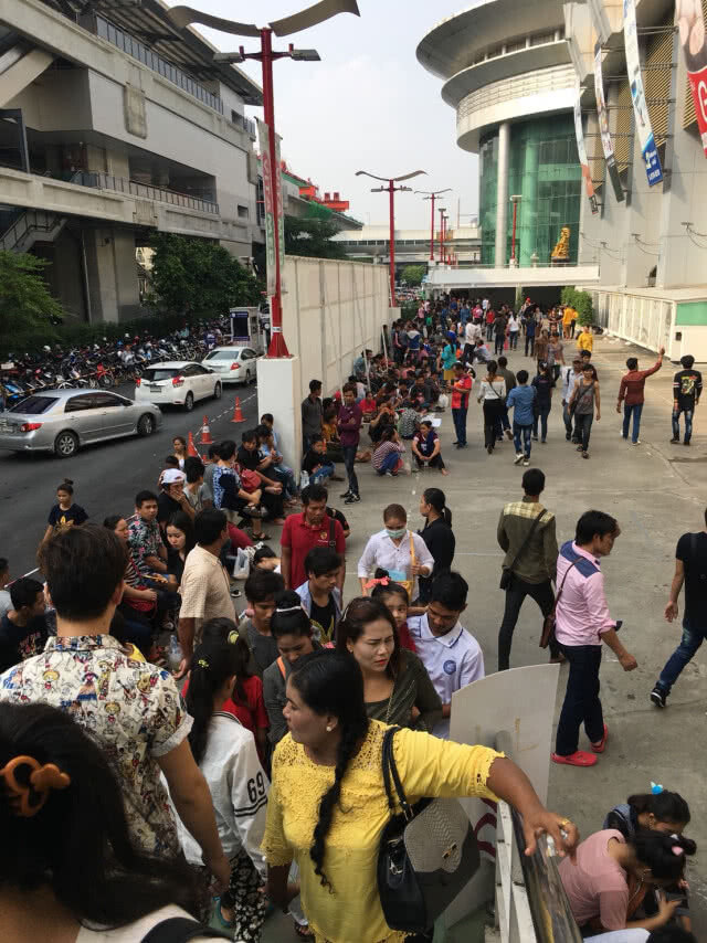 ไอทีสแควร์แทบแตก! แรงงานต่างด้าวรอลงทะเบียนนับพันคน
