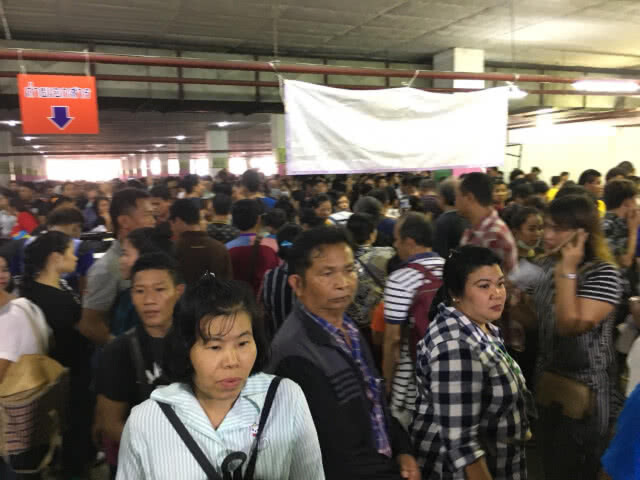ไอทีสแควร์แทบแตก! แรงงานต่างด้าวรอลงทะเบียนนับพันคน