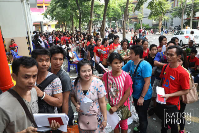 สุดคึกคัก!! แห่ขึ้นทะเบียนแรงงานต่างด้าววันสุดท้าย