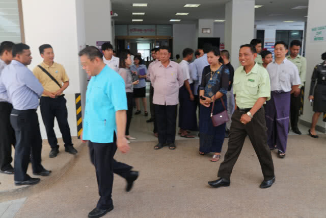 ผู้ว่าฯเมียวดี ตรวจจุดเกิดเหตุรถบัสโดยสารแรงงานต่างด้าว ถูกไฟคลอก