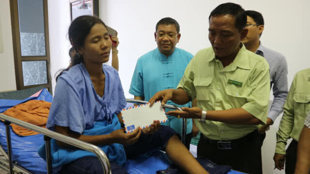 ผู้ว่าฯเมียวดี ตรวจจุดเกิดเหตุรถบัสโดยสารแรงงานต่างด้าว ถูกไฟคลอก