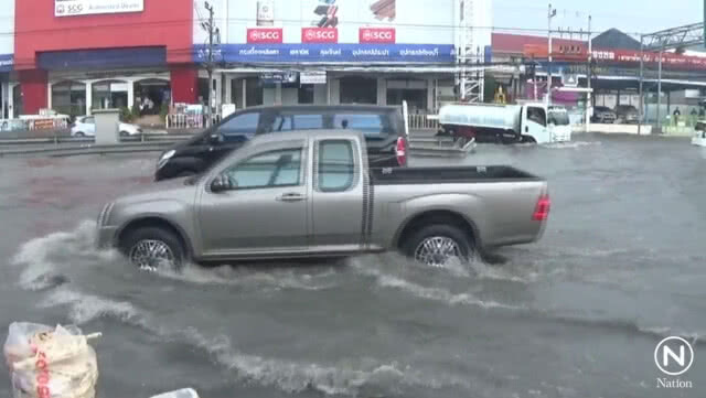 ฝนกระหน่ำพัทยา ทำน้ำท่วมรอระบาย