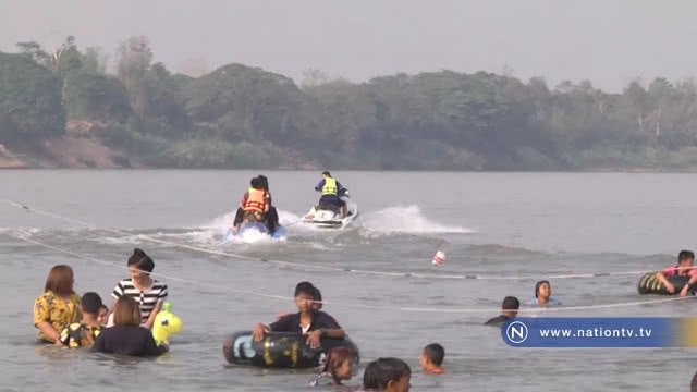วันหยุดพักผ่อนเล่นน้ำโขงคลายร้อนที่หาดห้วยตะหลุง