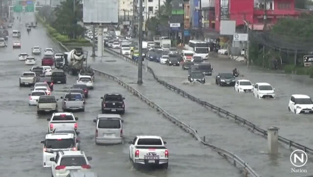 ฝนกระหน่ำพัทยา ทำน้ำท่วมรอระบาย