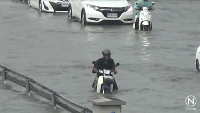 ฝนกระหน่ำพัทยา ทำน้ำท่วมรอระบาย