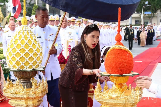 ฟ้าหญิงจุฬาภรณ์ เสด็จวางพุ่มดอกไม้ถวายสักการะ พระบรมราชานุสาวรีย์พระบาทสมเด็จพระนั่งเกล้าเจ้าอยู่หัว