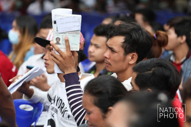 สุดคึกคัก!! แห่ขึ้นทะเบียนแรงงานต่างด้าววันสุดท้าย