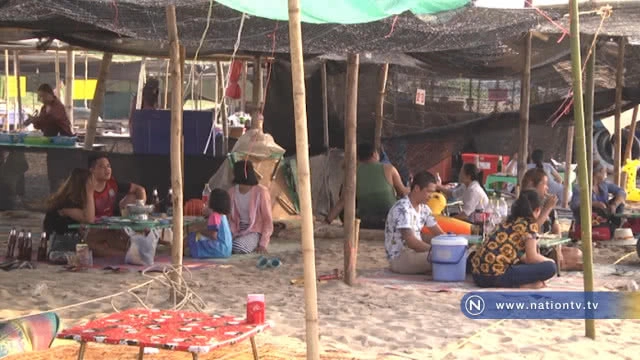 วันหยุดพักผ่อนเล่นน้ำโขงคลายร้อนที่หาดห้วยตะหลุง