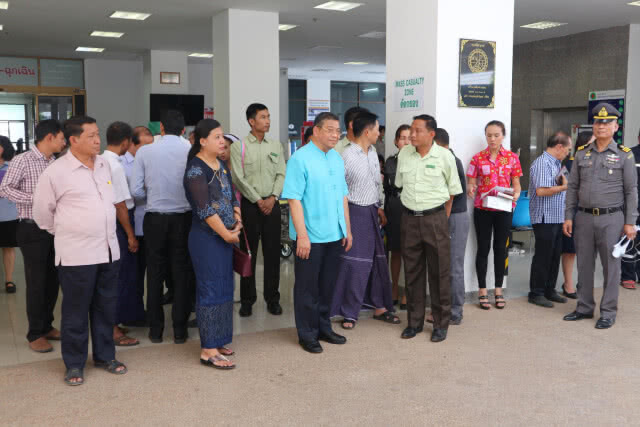 ผู้ว่าฯเมียวดี ตรวจจุดเกิดเหตุรถบัสโดยสารแรงงานต่างด้าว ถูกไฟคลอก