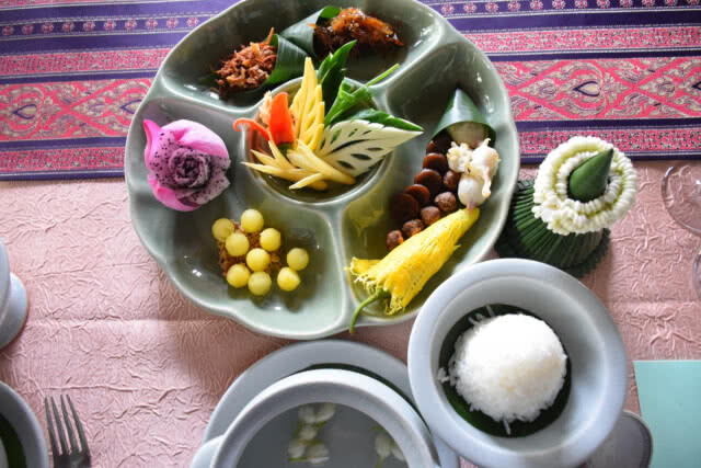 เทศกาลช้าวแช่ อาหารแห่งความวิจิตร บรรจง จากห้องอาหารศิลาดล โรงแรมสุโขทัย ถนนสาทร กรุงเทพ