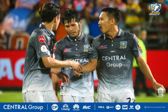 3 แข้งทัพฟ้า ออกโรงเซฟ "โค้ชเตี้ย" พาทีมหนีบ๊วยไทยลีก