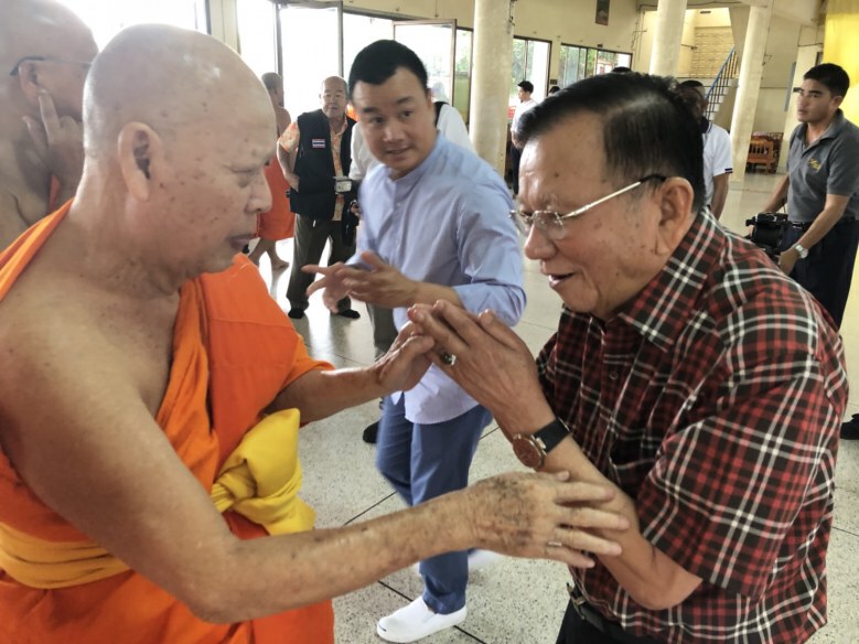 "ป๋าเหนาะ" สะกิด "บิ๊กตู่" อย่าลงเลือกตั้ง
หวั่น คุมอารมณ์ไม่อยู่ เจออภิปรายในสภา