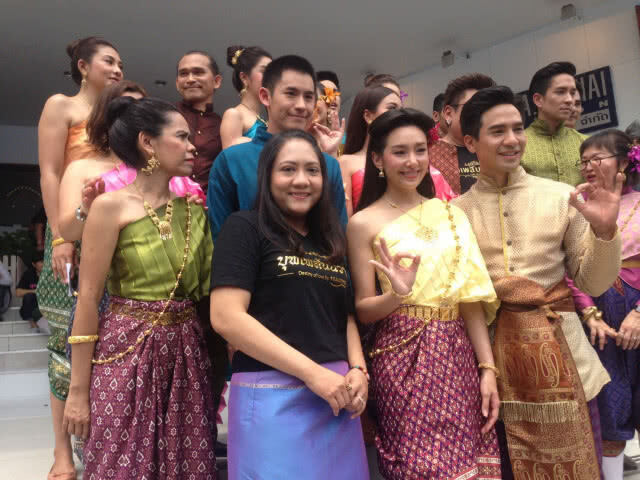 "ออเจ้า" ยกทีมนักแสดง รำแก้บน "บุพเพสันนิวาส" (ภาพ)