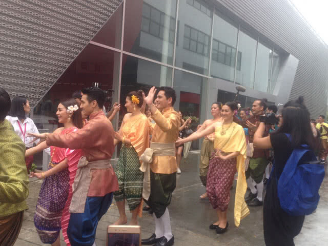 "ออเจ้า" ยกทีมนักแสดง รำแก้บน "บุพเพสันนิวาส" (ภาพ)