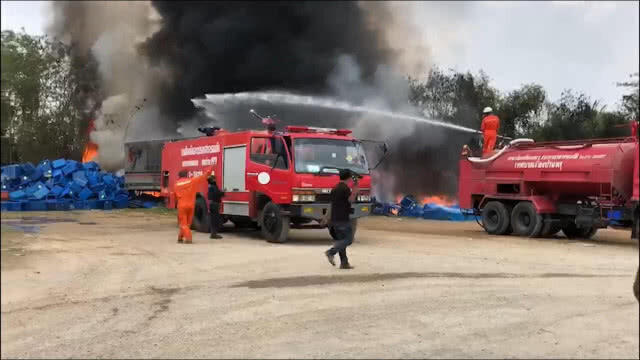 ไฟไหม้ปริศนา! กองลังพลาสติกโรงงานขนส่งอาหารทะเลนับพันลูก