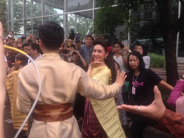 "ออเจ้า" ยกทีมนักแสดง รำแก้บน "บุพเพสันนิวาส" (ภาพ)