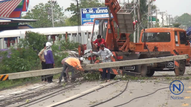 พายุลูกเห็บถล่ม! 
เสาไฟล้มระนาว