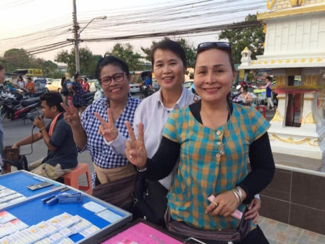 'เจ๊เกียว-เจ๊บ้าบิ่น-เจ๊พัช' 
3 พยานปากเอกครูปรีชา 
ยิ้มถ่ายภาพพร้อมหน้าครั้งแรก