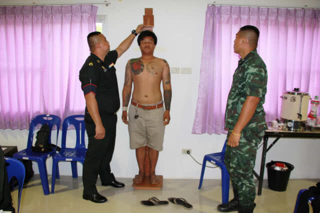 รองมทภ.3 ตรวจการคัดเลือกทหารเกณฑ์วันแรกที่อ.วัดโบสถ์