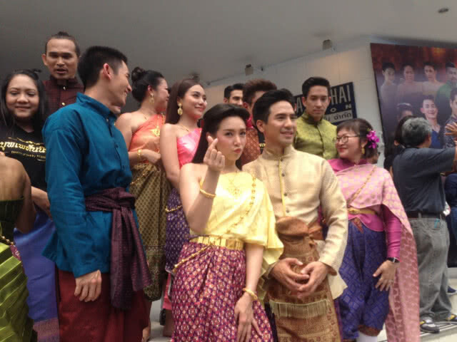 "ออเจ้า" ยกทีมนักแสดง รำแก้บน "บุพเพสันนิวาส" (ภาพ)