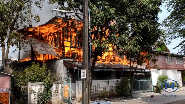 ไฟไหม้บ้านครูสาววอดทั้งหลังเจ้าตัวเห็นบ้านเข่าทรุด