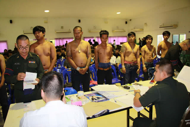 รองมทภ.3 ตรวจการคัดเลือกทหารเกณฑ์วันแรกที่อ.วัดโบสถ์