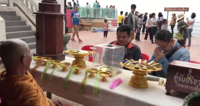 คึกคัก! หนองคายสกายวอล์คจัดให้สรงน้ำพระก่อนสงกรานต์(คลิป)