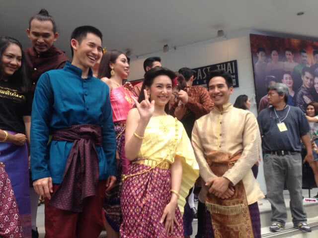 "ออเจ้า" ยกทีมนักแสดง รำแก้บน "บุพเพสันนิวาส" (ภาพ)