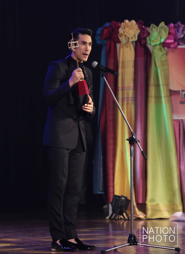 "ณเดช - ญาญ่า" คว้ารางวัล นักแสดงชาย-หญิง ยอดเยี่ยม! งานประกาศผลรางวัลโทรทัศน์ทองคำ(ภาพชุด)