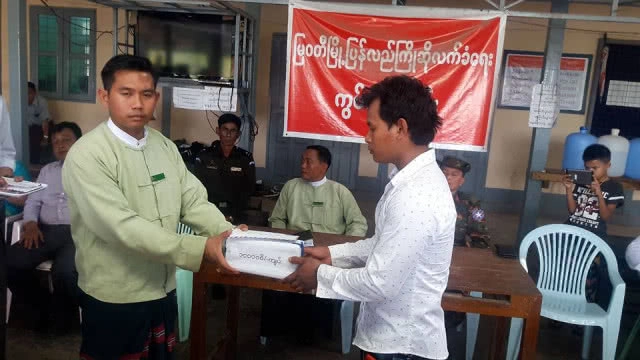 ผู้ว่าฯเมียวดีมอบเงินช่วยเหลือญาติแรงงานพม่าเหยื่อไฟไหม้รถบัส(คลิป)
