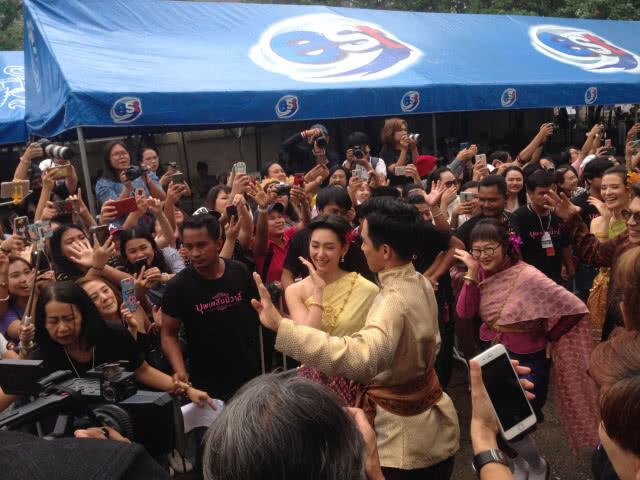 "ออเจ้า" ยกทีมนักแสดง รำแก้บน "บุพเพสันนิวาส" (ภาพ)