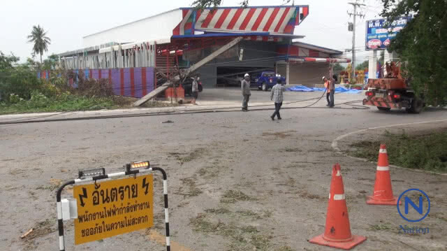 พายุลูกเห็บถล่ม! 
เสาไฟล้มระนาว