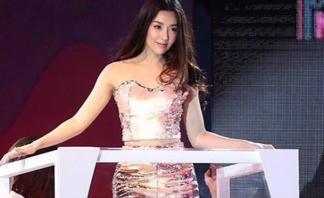 แฟนออเจ้า 'เบลล่า' แห่กรี๊ดห้างแทบแตก!
'เวียร์-โป๊ป' ให้กำลังใจพร้อมเพรียง