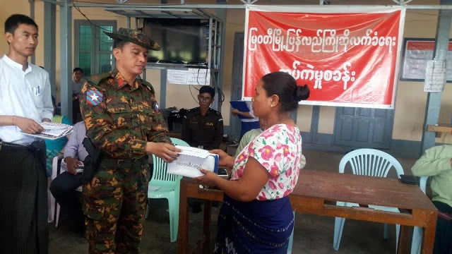 ผู้ว่าฯเมียวดีมอบเงินช่วยเหลือญาติแรงงานพม่าเหยื่อไฟไหม้รถบัส(คลิป)