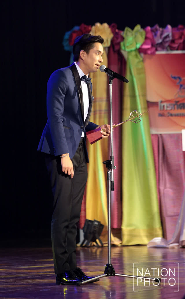 "ณเดช - ญาญ่า" คว้ารางวัล นักแสดงชาย-หญิง ยอดเยี่ยม! งานประกาศผลรางวัลโทรทัศน์ทองคำ(ภาพชุด)