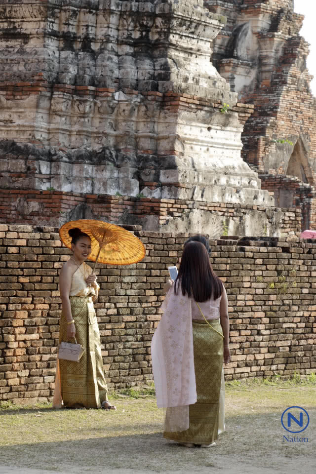 คนนับหมื่น
แห่ชมวัดไชยฯ
ตามรอยออเจ้าแน่น
เตือน! อย่าพิง อย่าเหยียบ
จุดเสี่ยงแตกหัก