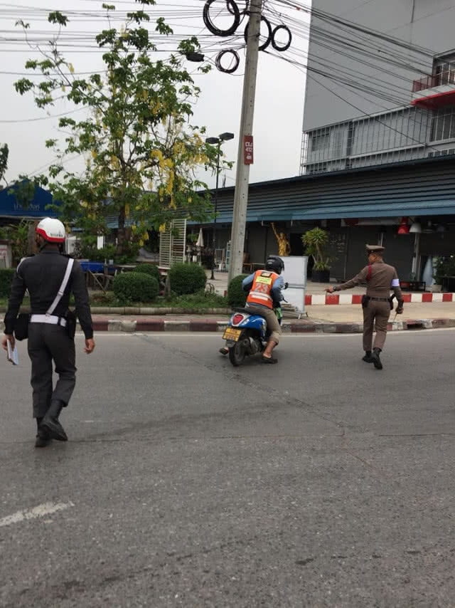 อย่างนี้ใครรับผิดชอบ? นศ.สาว ซ้อนวินฯ โดนตำรวจยึดแฮนด์ จนล้มทั้งคู่ เหตุเพราะโบกไม่จอด