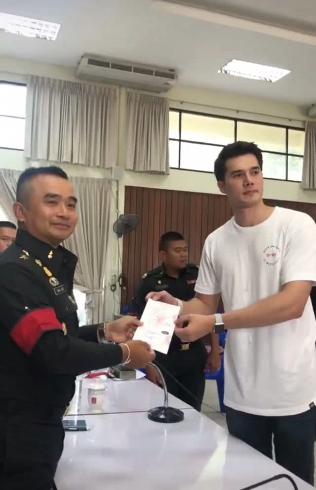 มิกค์ ทองระย้า ขอรับใช้ชาติ สมัครเข้าเป็นทหารอากาศ