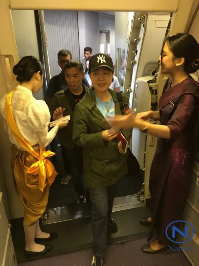 การบินไทยขานรับรัฐบาล
แอร์แต่งชุดไทยย้อนยุค