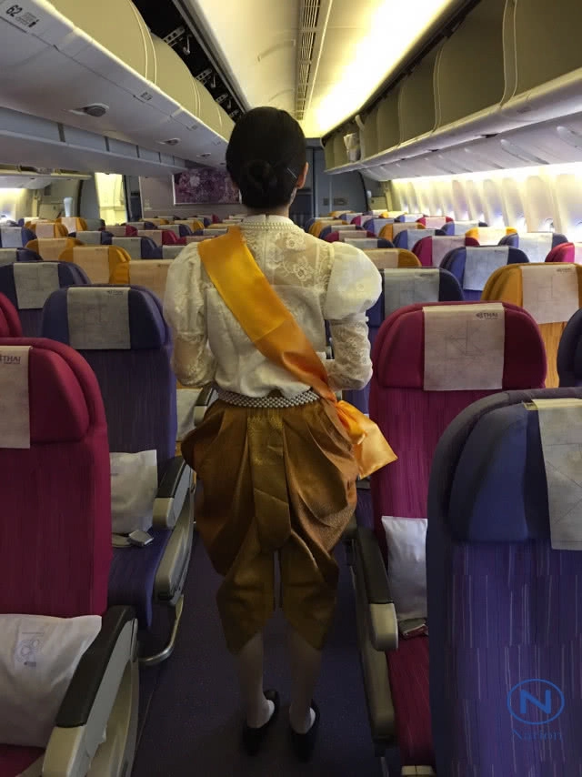 การบินไทยขานรับรัฐบาล
แอร์แต่งชุดไทยย้อนยุค