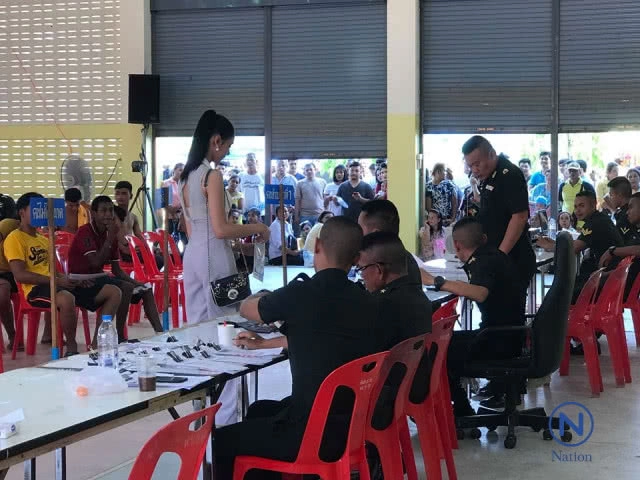 หนุ่มสวยดีกรีนางงาม
โผล่เกณฑ์ทหาร