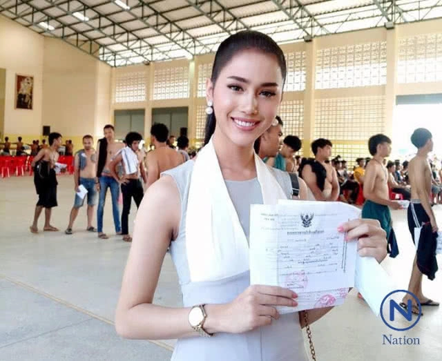 หนุ่มสวยดีกรีนางงาม
โผล่เกณฑ์ทหาร