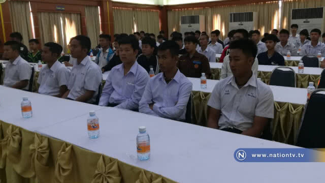 รองผู้ว่าฯใส่แว่นเมาเตะบอลวืดไปมาในงานแถลงข่าวฟุตซอลเยาวชน