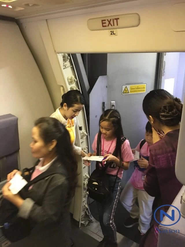 การบินไทยขานรับรัฐบาล
แอร์แต่งชุดไทยย้อนยุค