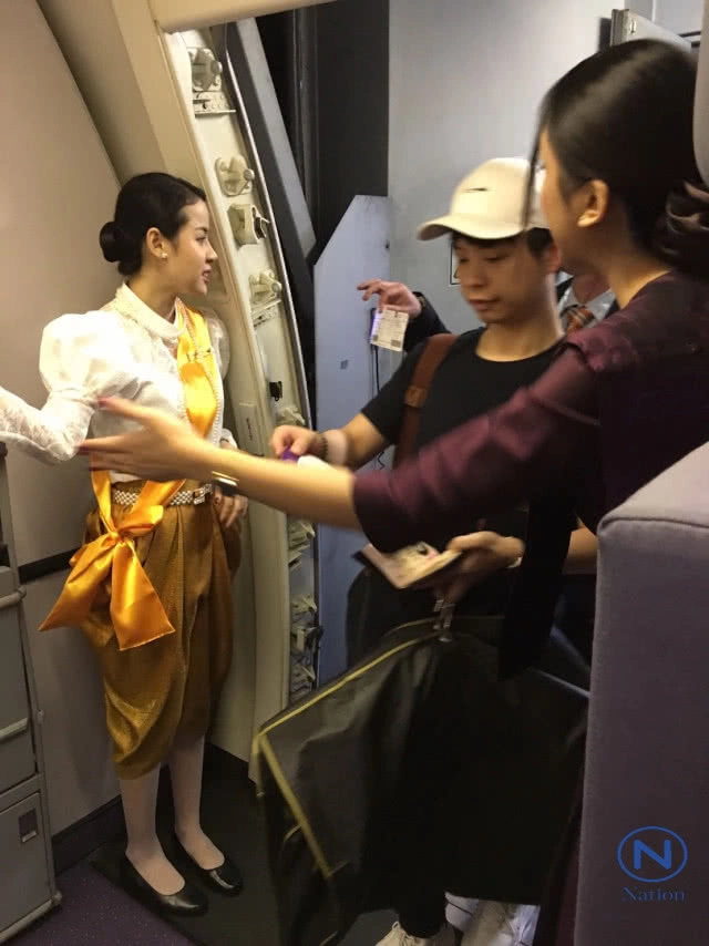 การบินไทยขานรับรัฐบาล
แอร์แต่งชุดไทยย้อนยุค