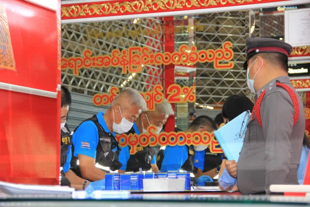 ชิงทรัพย์สร้อยทองหนัก 9 บาท ร้านทองในห้างบิ๊กซีบางพลี