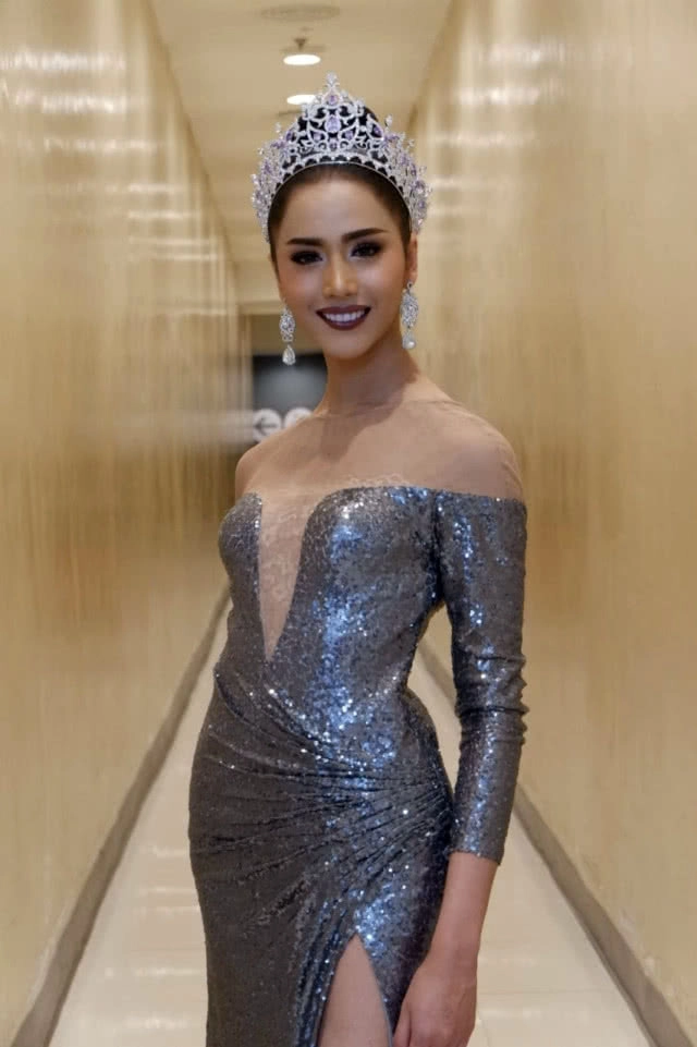 หนุ่มสวยดีกรีนางงาม
โผล่เกณฑ์ทหาร