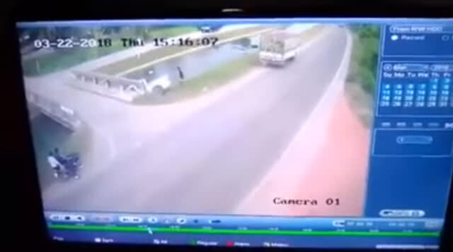 สิบล้อตัดหน้า D-MAXพุ่งชนสะพาน สาหัส!