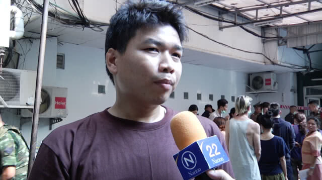 วินาทีเอาชีวิตรอด! ปีนบันไดลิง 14 ชั้น หนีไฟไหม้ราชเทวีอพาร์ทเม้นต์(คลิป)